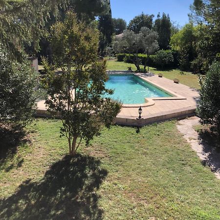 Gite En Provence Dans Grand Jardin Avec Piscine Partagee Cornillon-Confoux Eksteriør billede