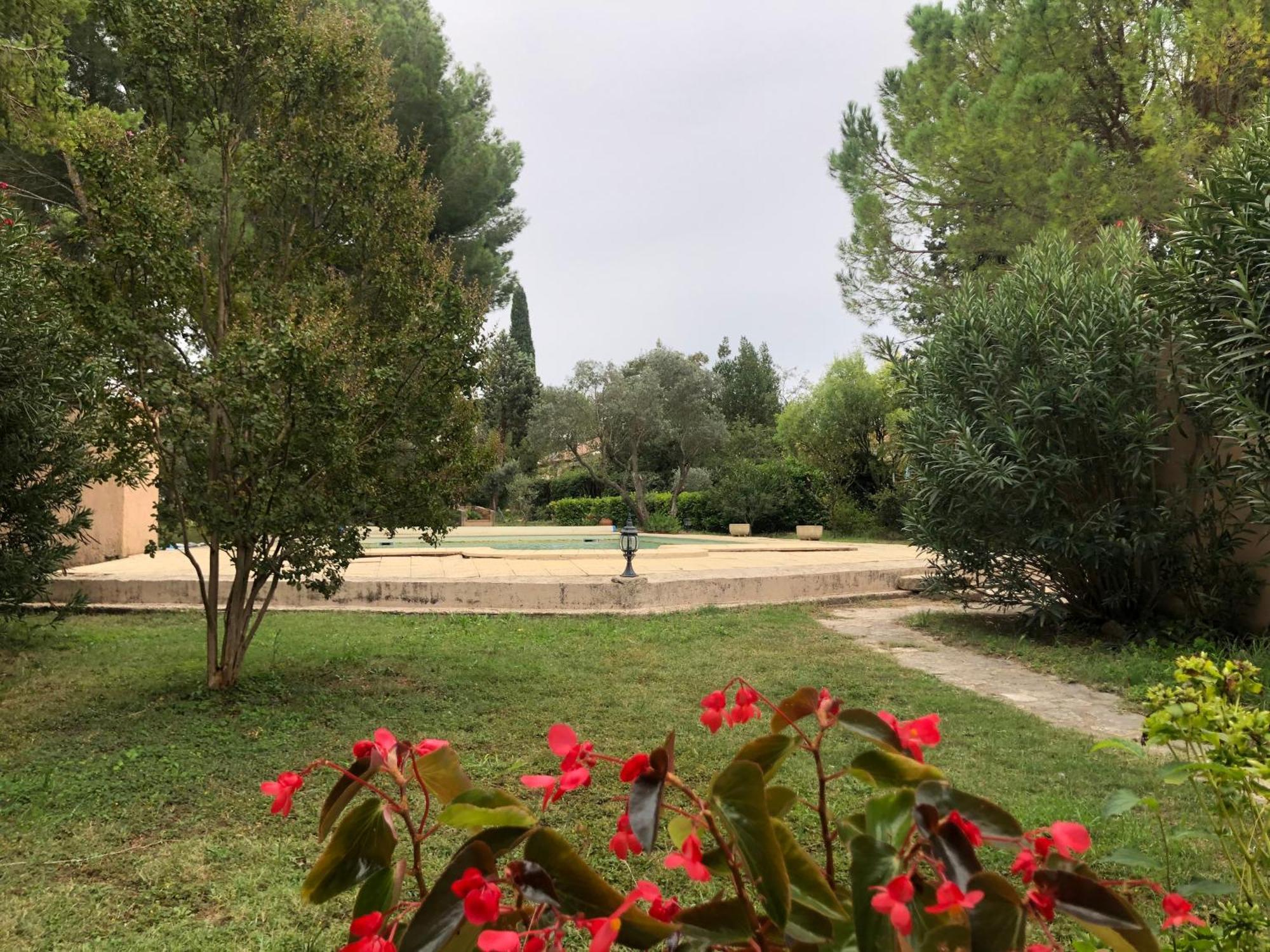 Gite En Provence Dans Grand Jardin Avec Piscine Partagee Cornillon-Confoux Eksteriør billede